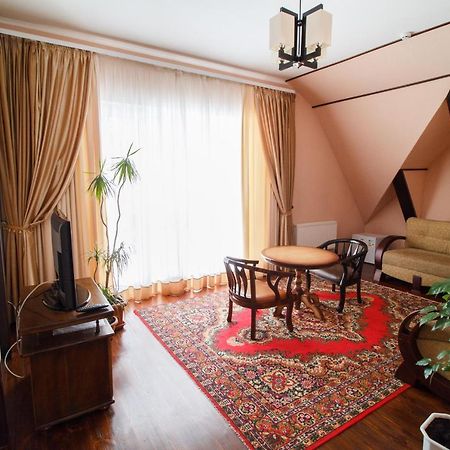 Hotel On Khmelnytskogo 8 Kharkov Ngoại thất bức ảnh