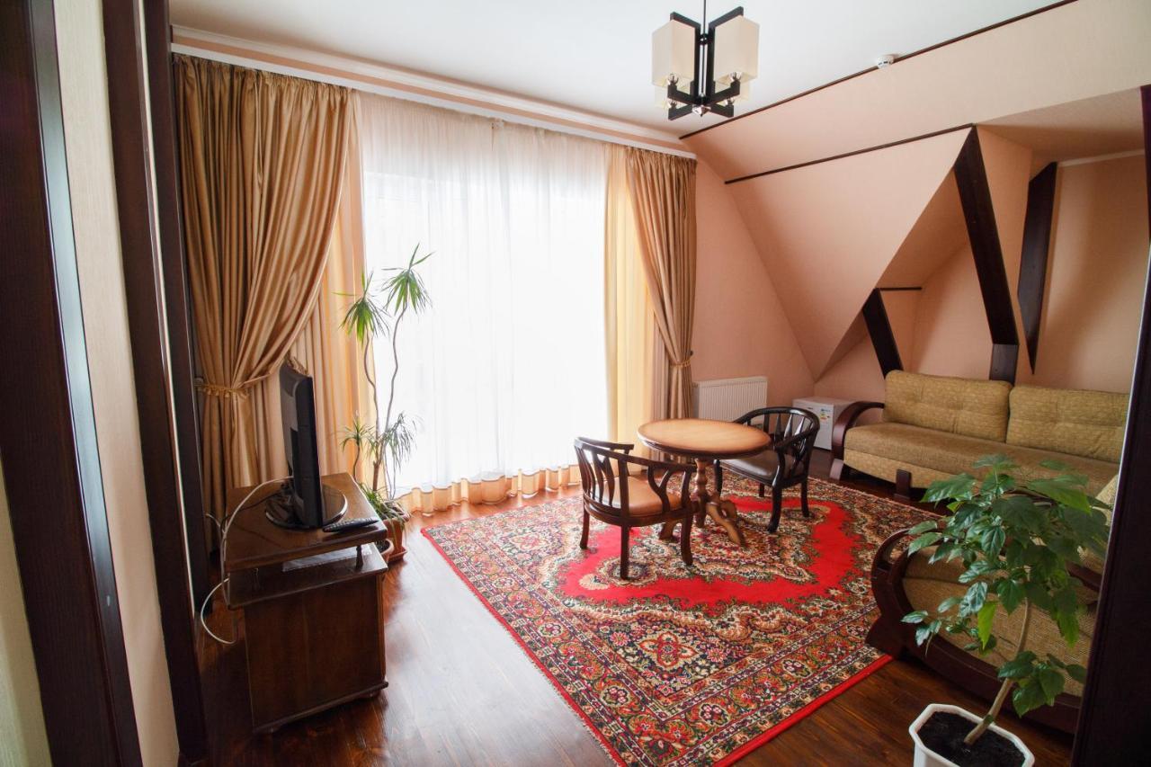 Hotel On Khmelnytskogo 8 Kharkov Ngoại thất bức ảnh